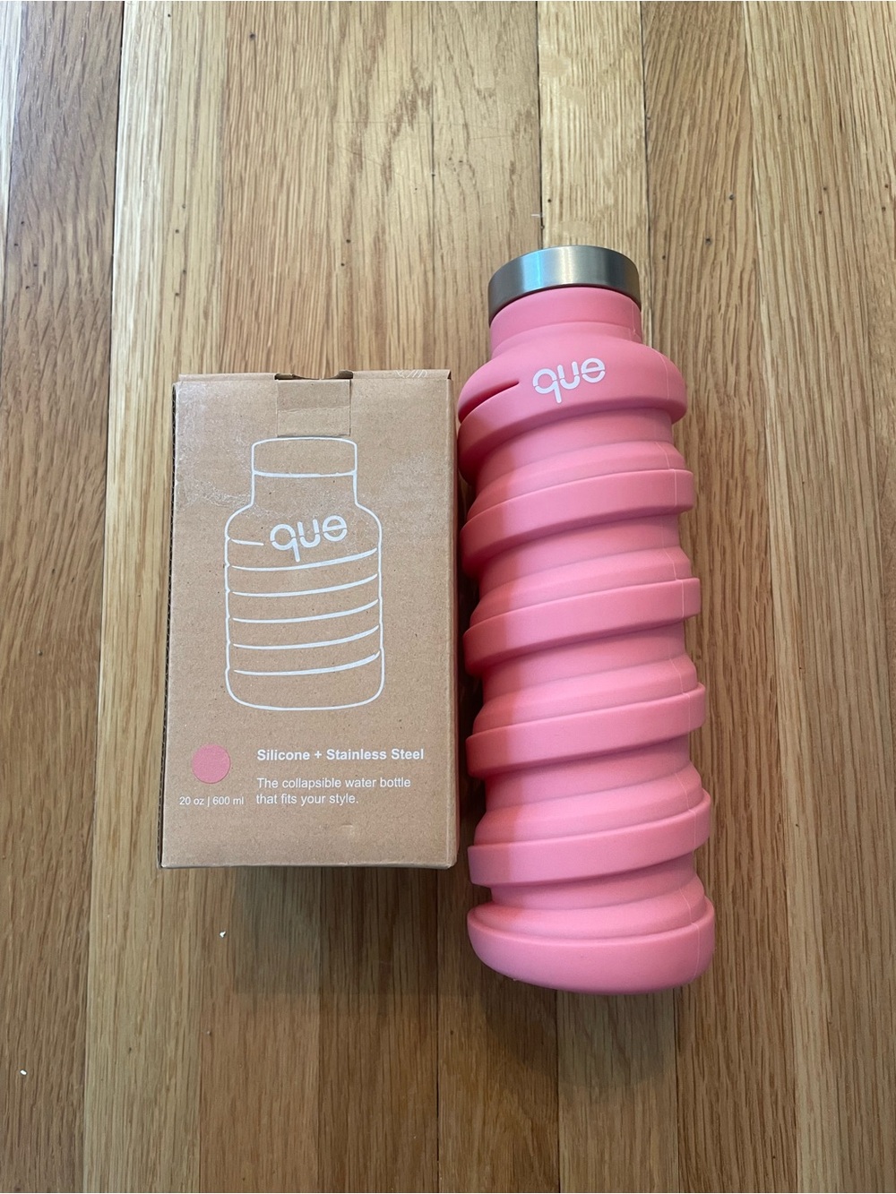 NEW QUE Collapsible Silicone Water Bottle 20 oz - Pink with Silver Cap